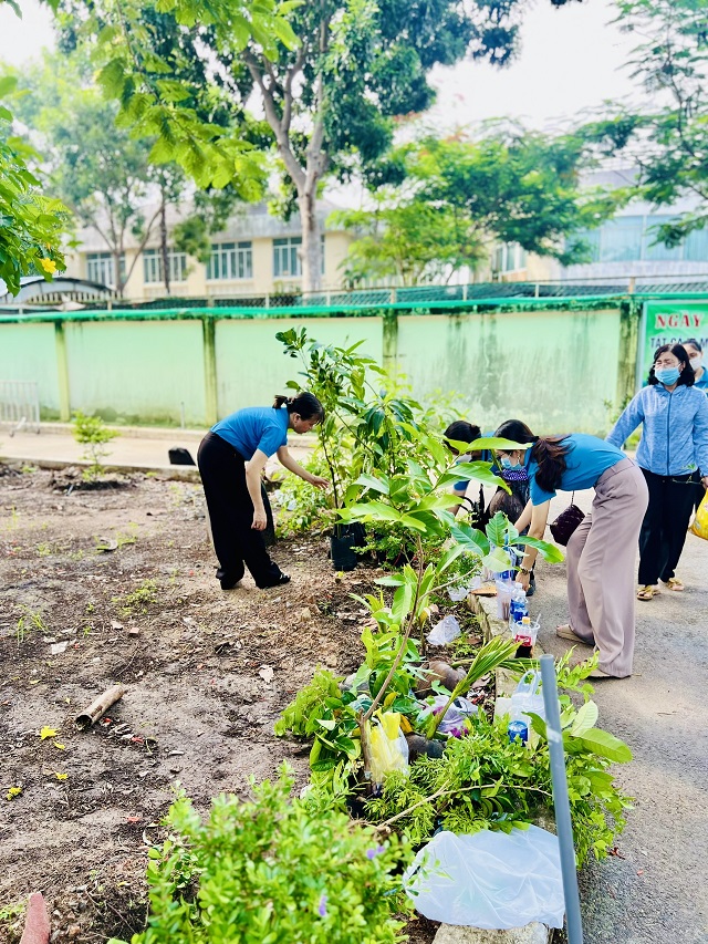 Công Đoàn viên trường Tiểu học Tương Bình Hiệp hưởng ứng “Ngày thứ bảy văn minh”