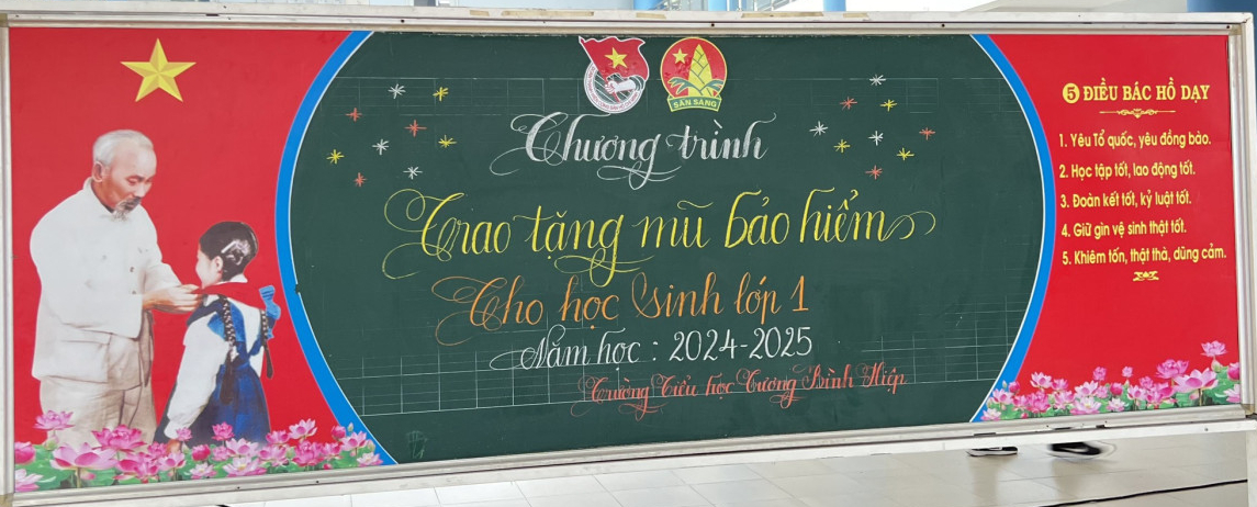 Chương trình tặng mũ bảo hiểm cho học sinh lớp 1